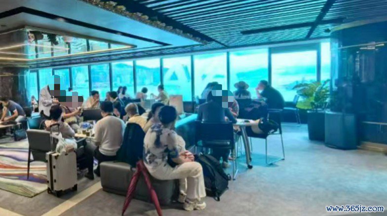 （中港城3座某保司里面等候签约的投保东谈主。受访者供图）